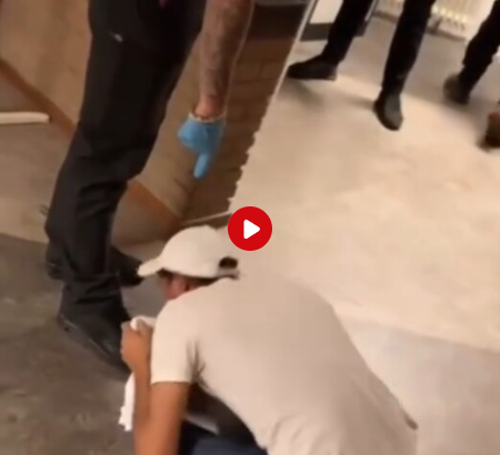 Ongeloof om ‘afschuwelijk’ filmpje in azc: beveiliger laat asielzoeker voeten kussen